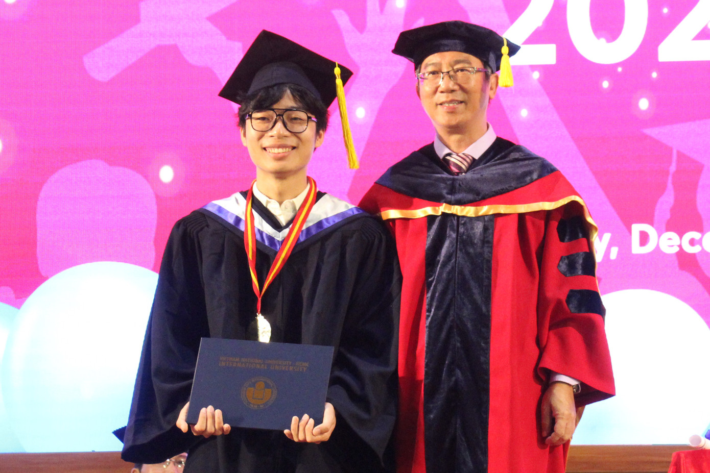 PGS.TS Đinh Đức Anh Vũ trao Huy chương Vàng cho thủ khoa Lê Đăng Khoa - tân kỹ sư ngành Kỹ thuật Không gian.