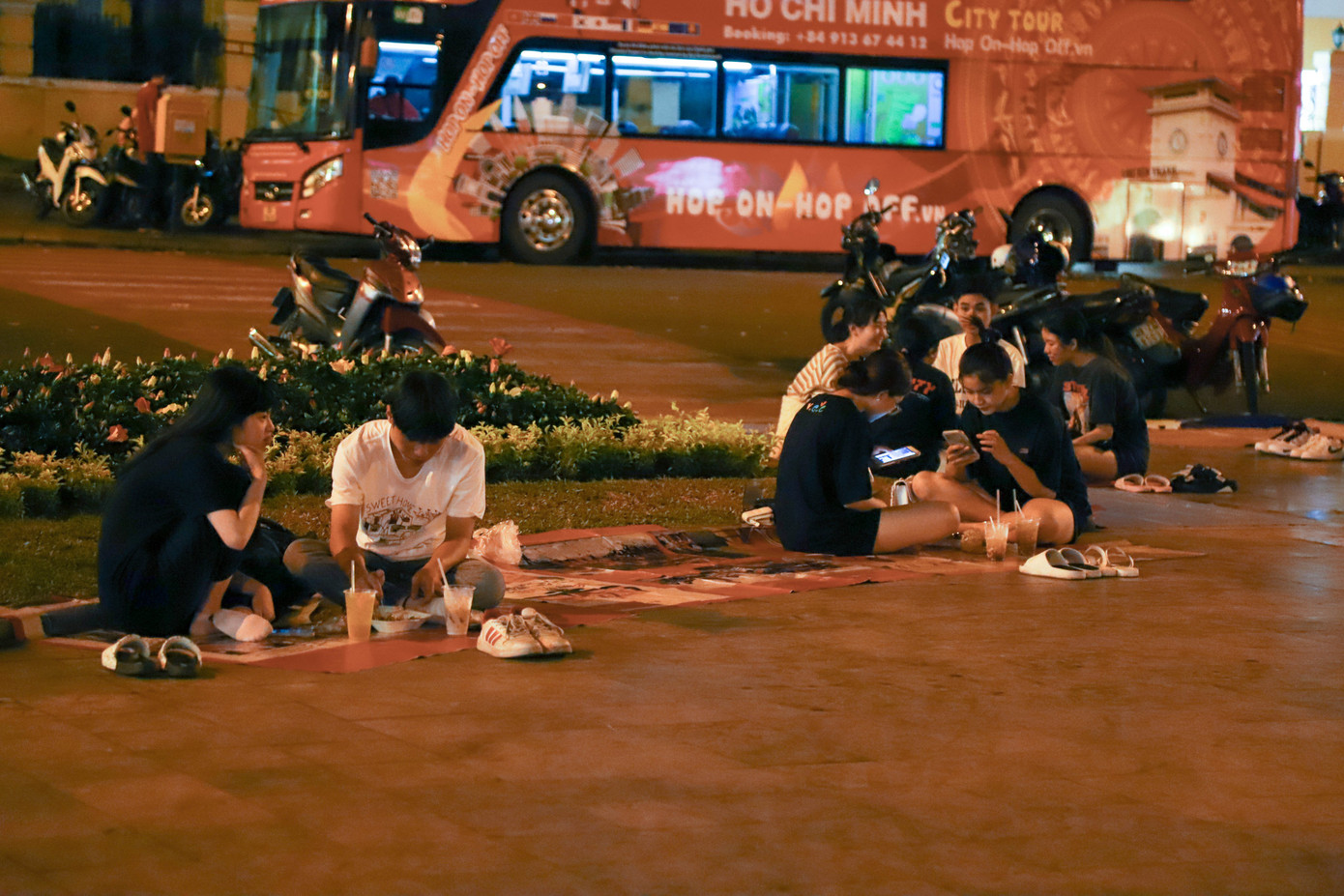 Tại Nhà thờ Đức Bà, nhiều cặp đôi đã đến đây cầu nguyện và trò chuyện nhân ngày Lễ Tình nhân.