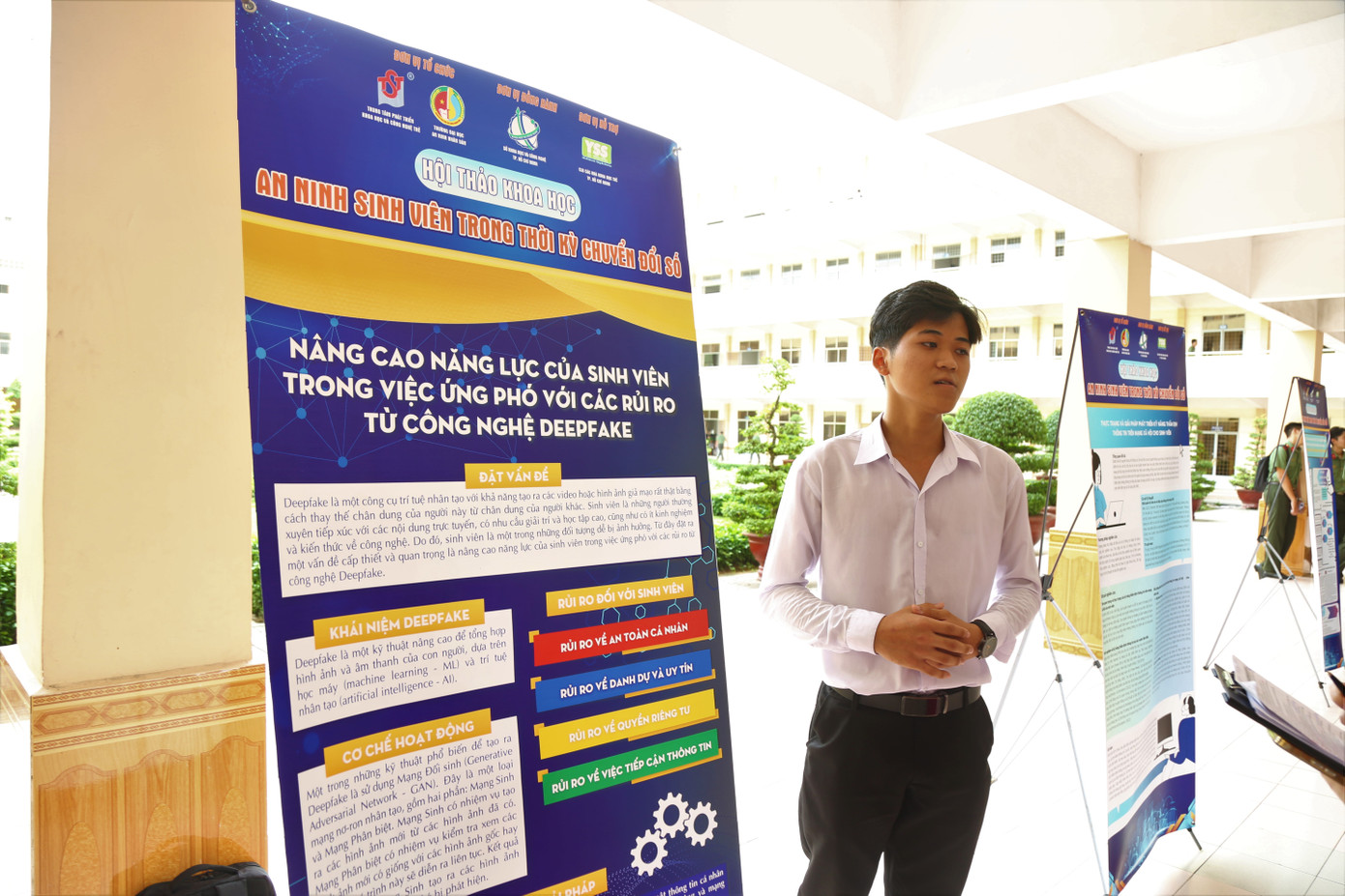 Trần Lê Trọng Văn, sinh viên trường ĐH Kinh tế - Luật (ĐHQG TP. HCM). Trần Lê Trọng Văn, sinh viên trường ĐH Kinh tế - Luật (ĐHQG TP. HCM).