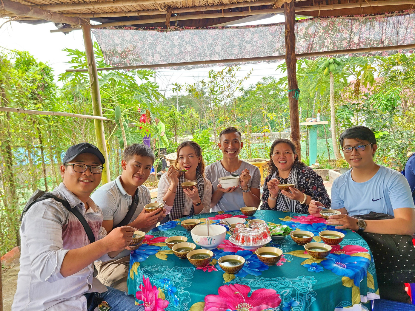 Lộc (thứ nhất bên trái) trong lần dẫn khách trải nghiệm "du lịch xanh" tại Cần Giờ. Lộc (thứ nhất bên trái) trong lần dẫn khách trải nghiệm "du lịch xanh" tại Cần Giờ.