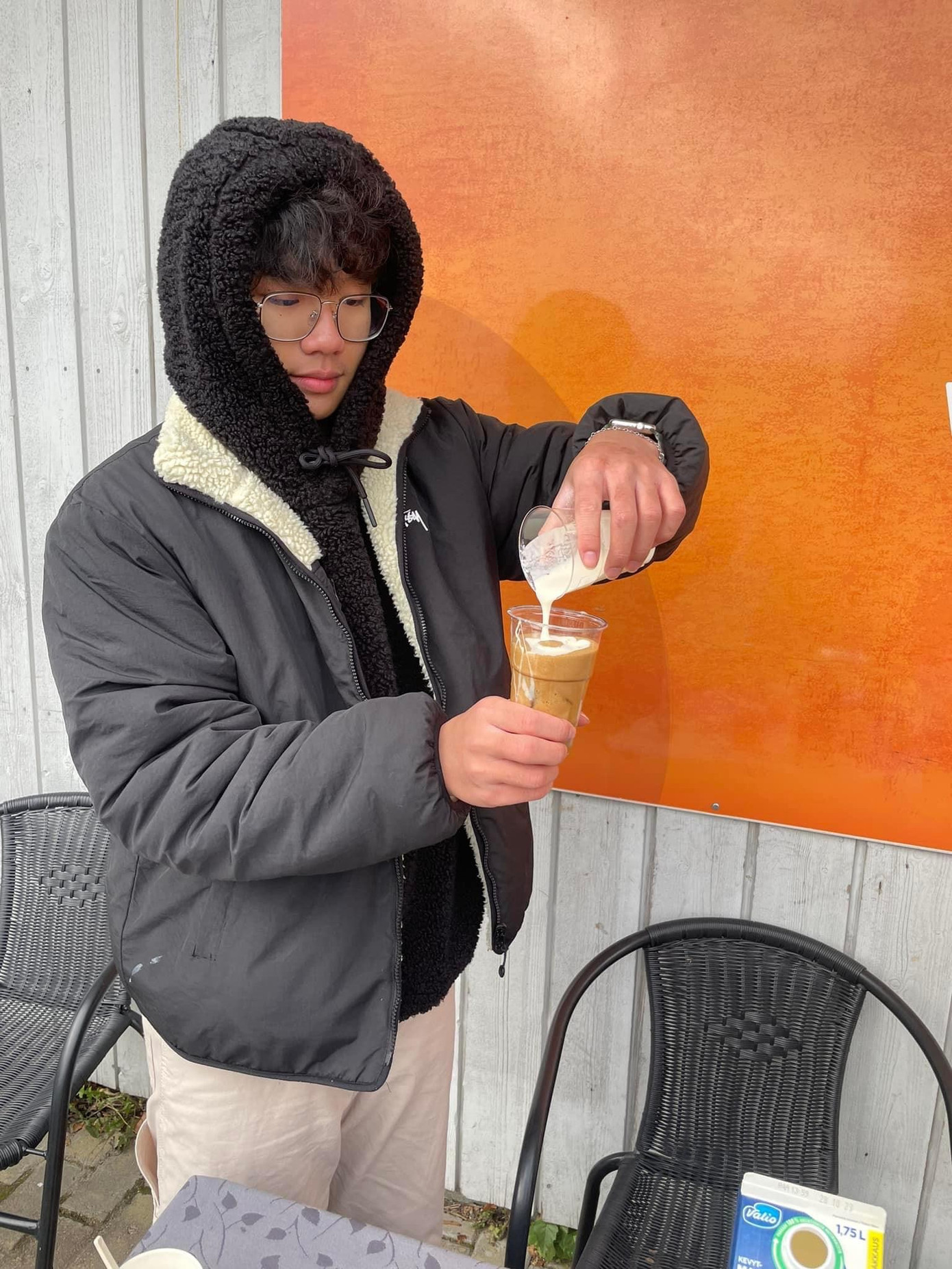 Người dân đến ủng hộ quầy cà phê Việt. (Ảnh: NVCC)