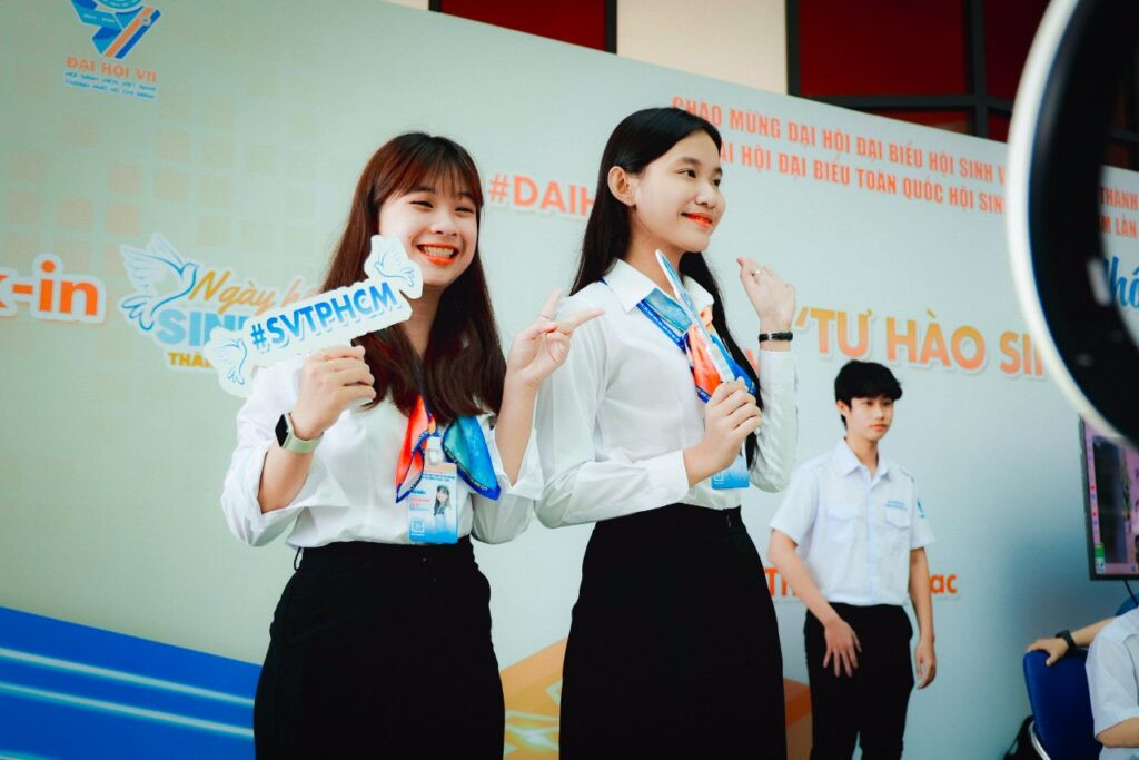 Nguyễn Hoàn Lê Vy (trái) chụp ảnh cùng bạn mình tại Đại hội Hội Sinh viên TP. HCM lần thứ VII.