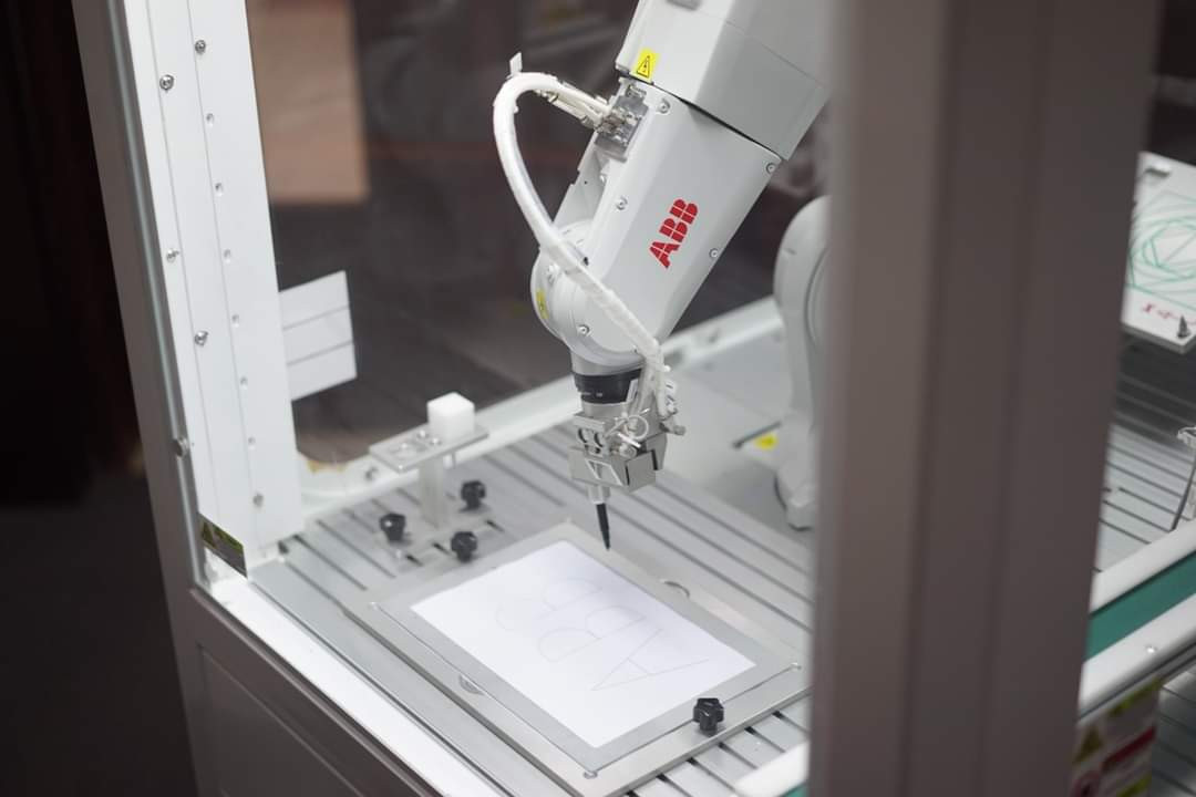 Biểu diễn của Robot RB2001 trong lễ bàn giao sáng được thực hiện bởi sinh viên năm 4 khoa Điện – Điện tử.