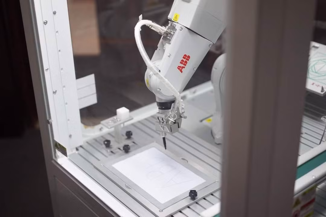 Biểu diễn của Robot RB2001 trong lễ bàn giao sáng được thực hiện bởi sinh viên năm 4 khoa Điện – Điện tử.