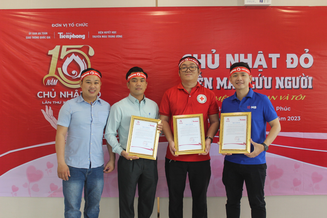 Đại diện báo Tiền Phong trao thư cảm ơn với ba đơn vị đồng hành cùng tổ chức chương trình ngày hội hiến máu Chủ nhật Đỏ tại Khu đô thị Vạn Phúc. Kết thúc ngày hội, Ban Tổ chức thu về 82 đơn vị máu.