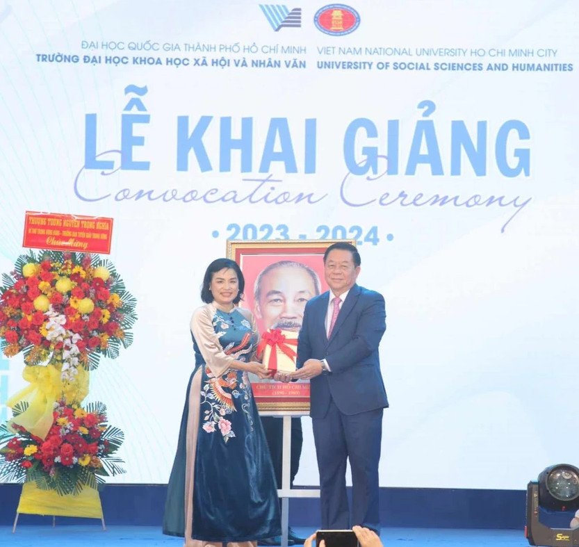 Trưởng Ban Tuyên giáo T.Ư Nguyễn Trọng Nghĩa chúc mừng nhà trường nhân dịp khai giảng năm học mới.