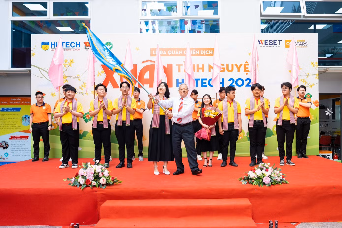 Nghi thức trao cờ hiệu lệnh phát động chương trình. Nghi thức trao cờ hiệu lệnh phát động chương trình.