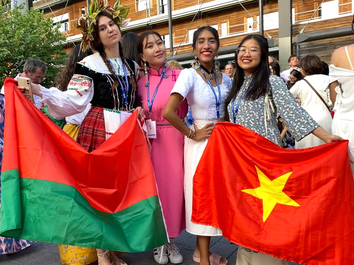 Tường Vy (bìa phải) đã gặp gỡ và làm quen được rất nhiều bạn bè quốc tế.