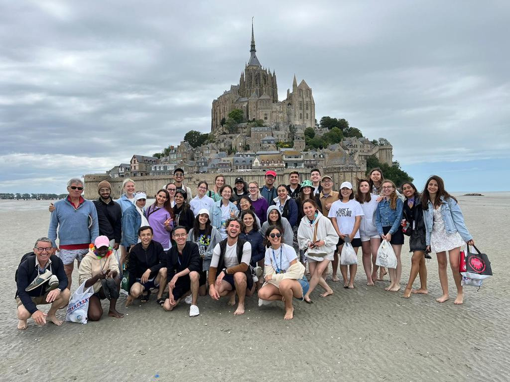 Tường Vy và nhóm bạn đã có một kỷ niệm đáng nhớ ở pháo đài nổi Mont Saint Michel.