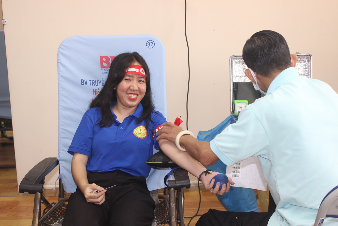 Lần đầu tiên tham gia hiến máu, Lê Hoàng Tường Vy (sinh viên năm 2, trường CĐ Đại Việt Sài Gòn) chia sẻ: “Mình cảm nhận chương trình đúng nghĩa như một ngày hội. Các bạn học viên, sinh viên trường hăng hái tham gia hiến máu. Được góp những giọt máu của mình vào ngân hàng máu chung để phục vụ công tác cứu người mình rất hạnh phúc”.