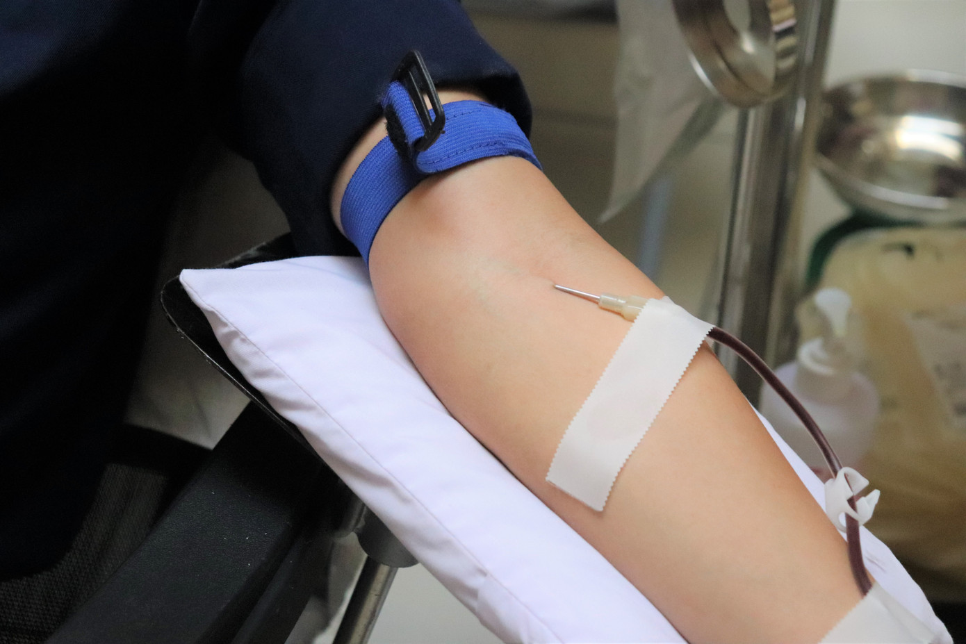 Nhân viên y tế thực hiện công tác lấy máu. Ảnh: Như Ngọc