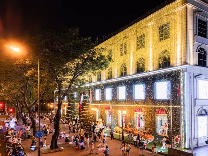 Diamond Plaza tràn ngập không khí Giáng sinh. Diamond Plaza tràn ngập không khí Giáng sinh.