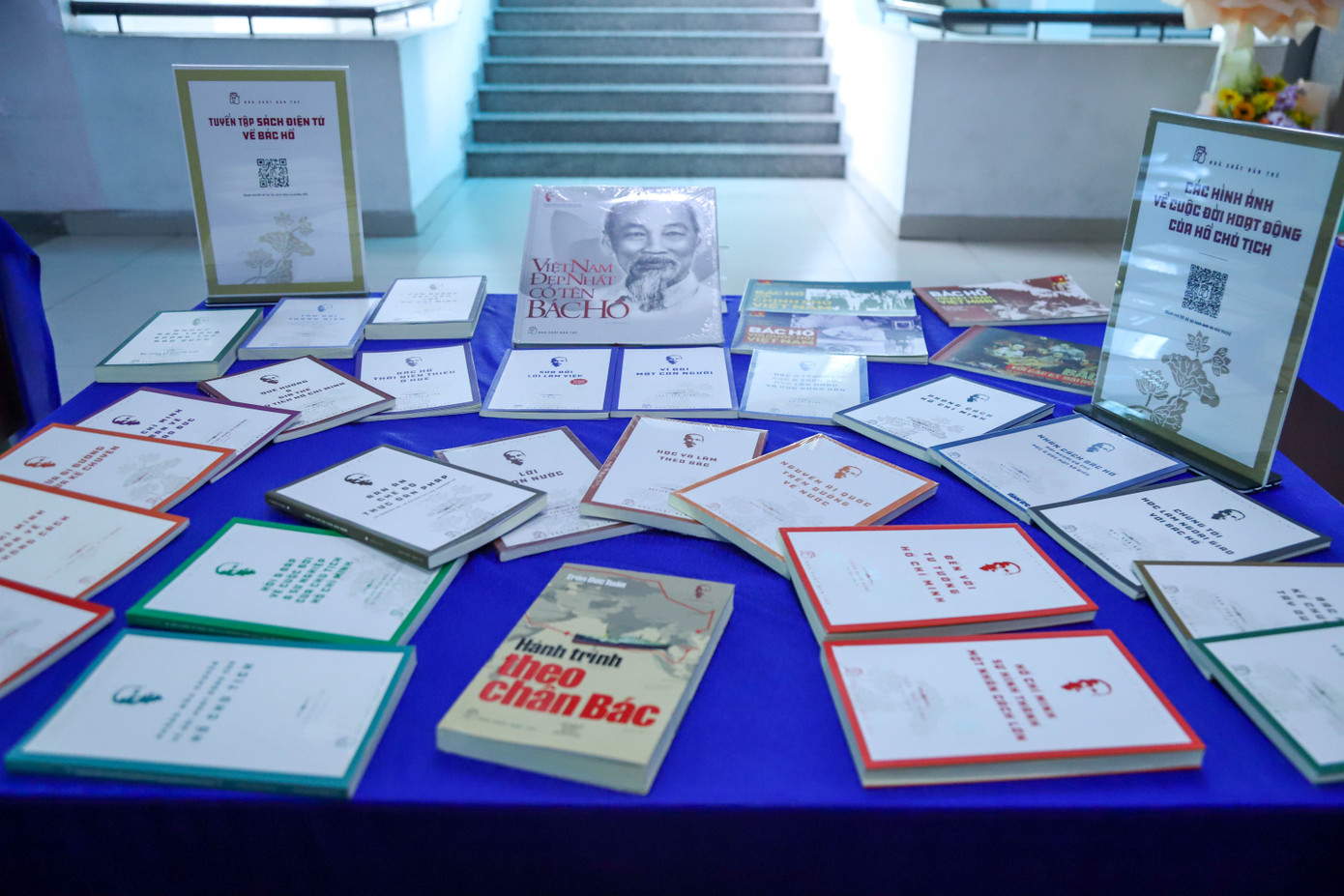 Không gian sách về Bác Hồ được trưng bày tích hợp mã QR để xem hình ảnh về cuộc đời, sự nghiệp của Bác.