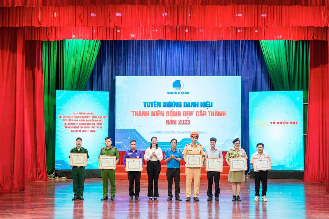 11 cá nhân là điển hình "Thanh niên sống đẹp" trên các lĩnh vực được Hội LHTN TP. HCM tuyên dương. 11 cá nhân là điển hình "Thanh niên sống đẹp" trên các lĩnh vực được Hội LHTN TP. HCM tuyên dương.