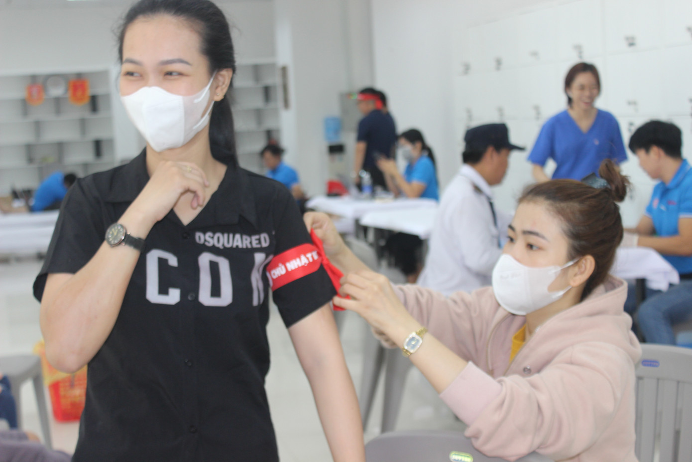 Các bạn trẻ hào hứng điền đơn, khám sàng lọc trước khi hiến máu.