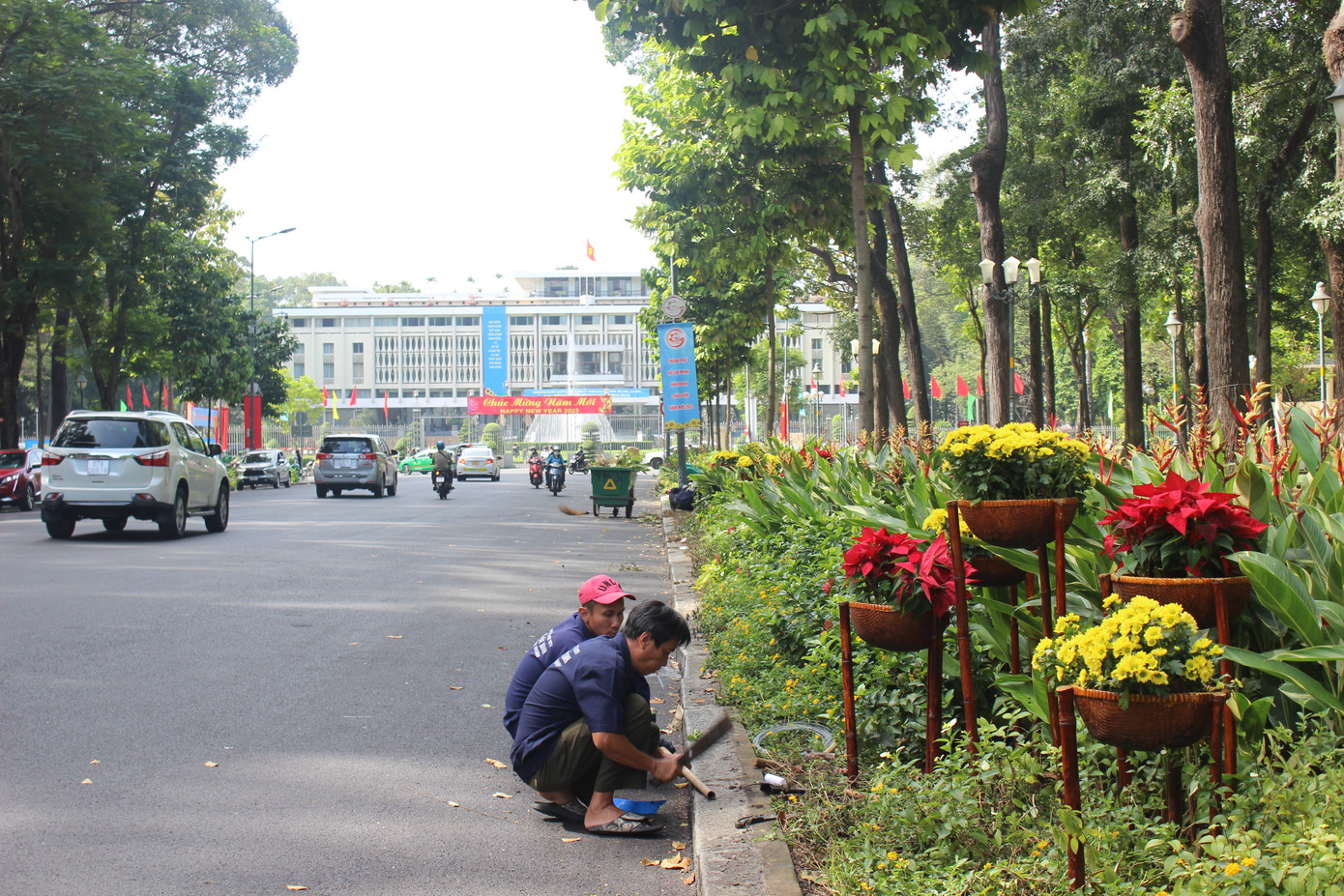 Những công nhân đang tất bật cho những công đoạn cuối cùng trang trí những tuyến phố ở Trung tâm Sài Gòn.