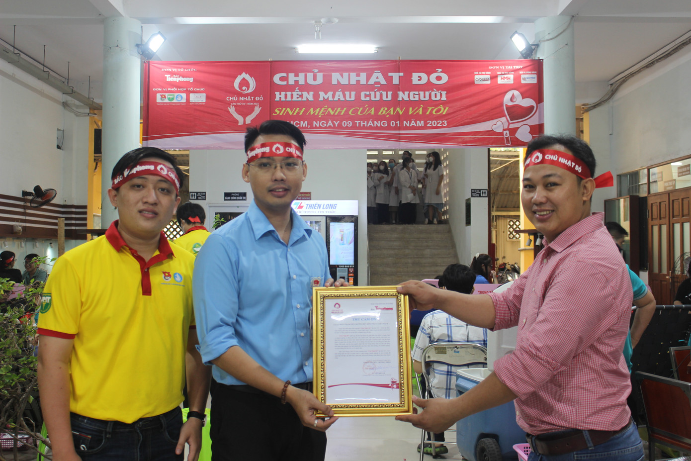 Anh Lương Văn Minh Tuấn (thứ nhất bên phải) - đại diện báo Tiền Phong trao thư cám ơn đến Đoàn Thanh niên – Hội Sinh viên trường ĐH Y khoa Phạm Ngọc Thạch.