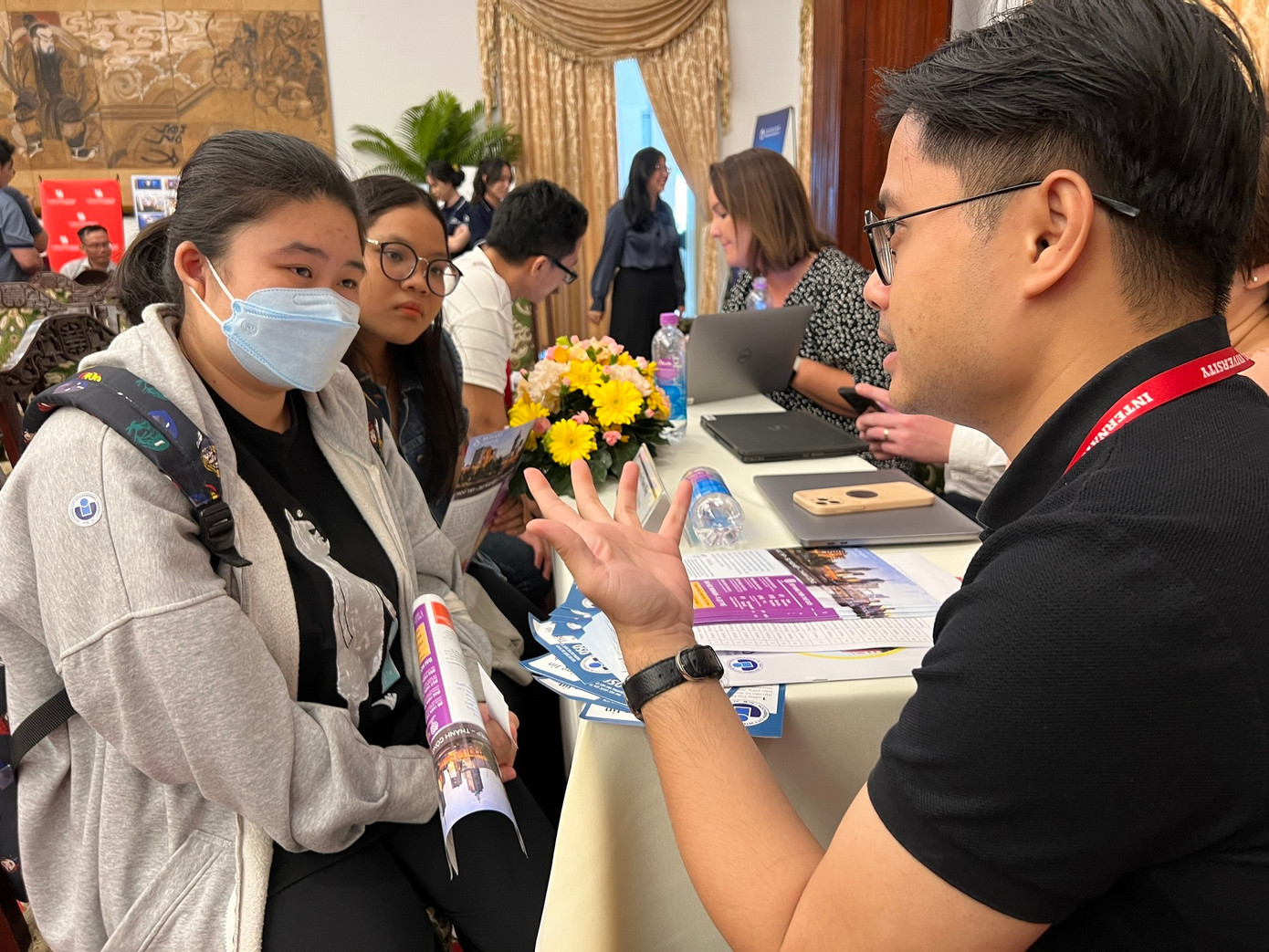 Huỳnh Phương Thảo cùng bạn đến tìm kiếm cơ hội học liên kết với trường nước ngoài.