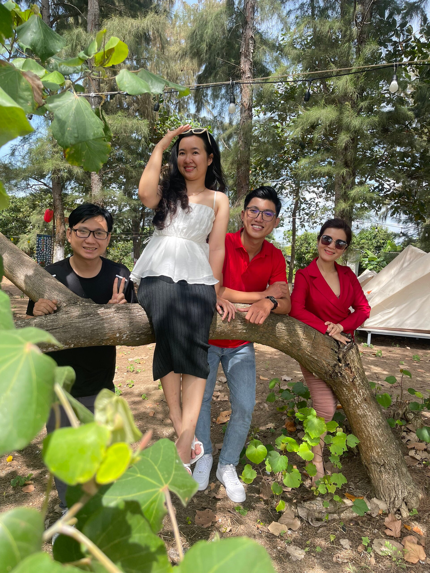 Duyên (áo trắng) chụp ảnh với những người bạn của mình. Ảnh: NVCC Duyên (áo trắng) chụp ảnh với những người bạn của mình. Ảnh: NVCC