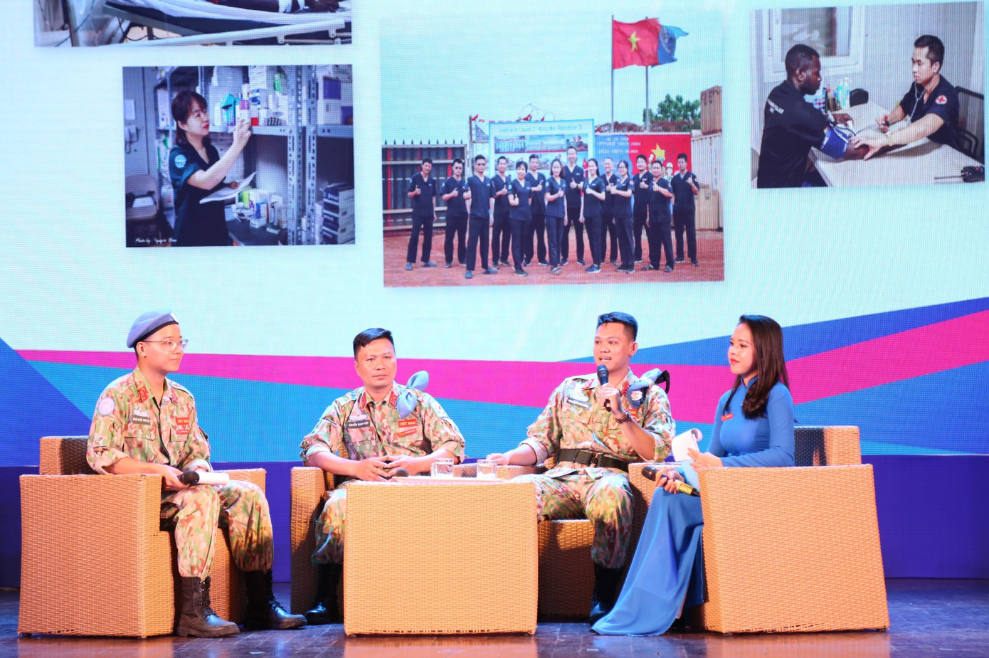 Thượng úy Nguyễn Phước Tường (thứ hai, từ phải sang) chia sẻ tại chương trình. (Ảnh: Ngô Tùng)