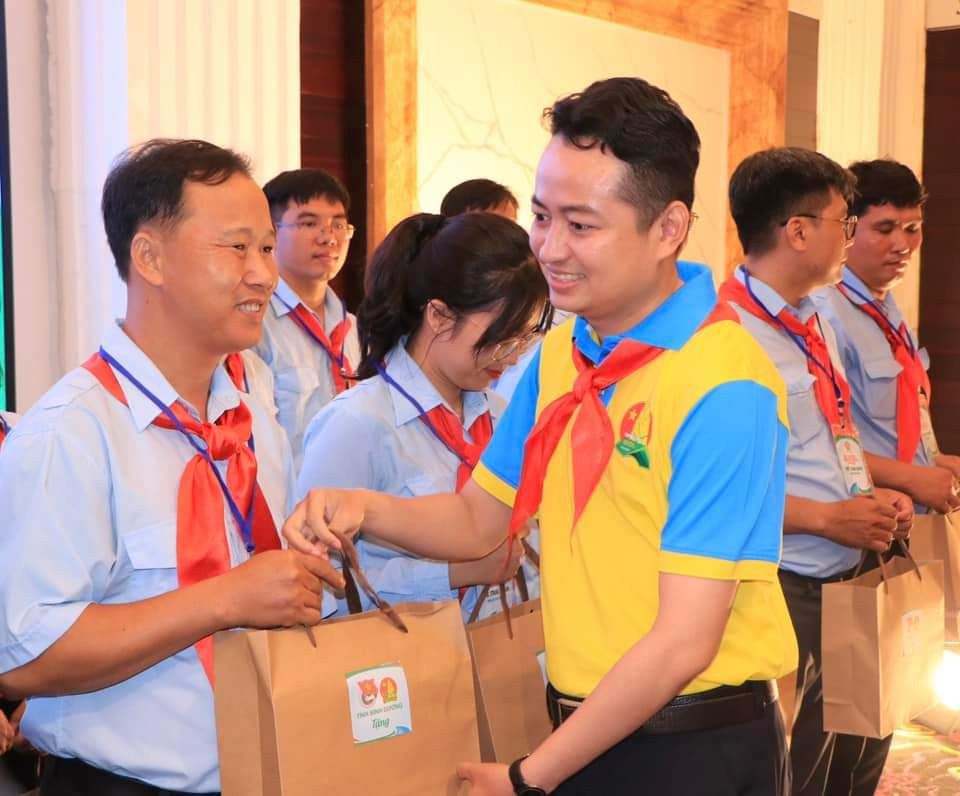 Ban Tổ chức tặng quà cho các huấn luyện viên và trại sinh tham gia Trại huấn luyện Kim Đồng toàn quốc khu vực phía Nam năm 2023.