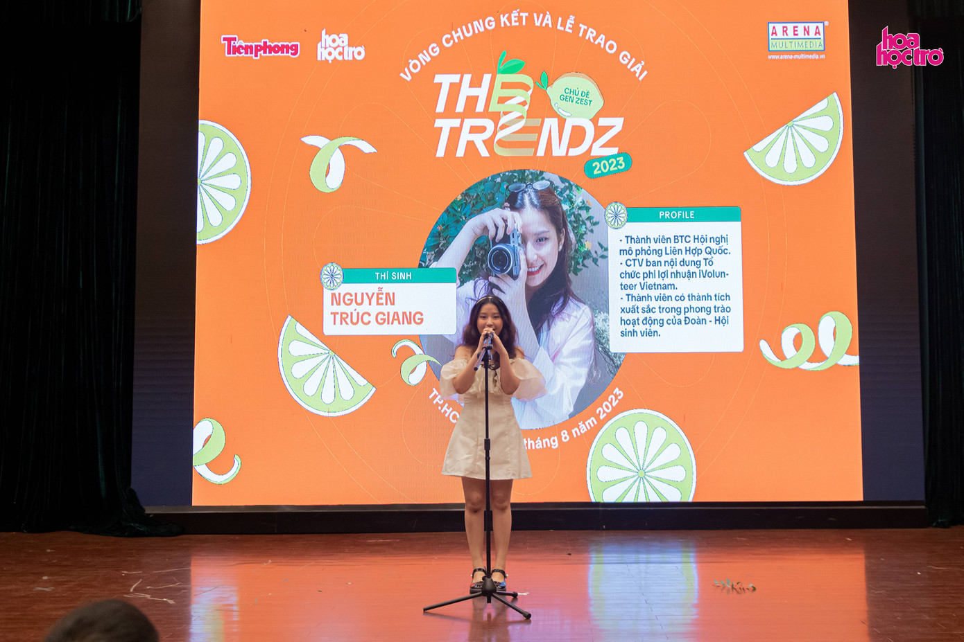 Thứ nhất, mỗi thí sinh có hai phút để tự giới thiệu về bản thân, như điểm mạnh, sở thích, ước mơ, câu chuyện cá nhân… sao cho thu hút nhất.