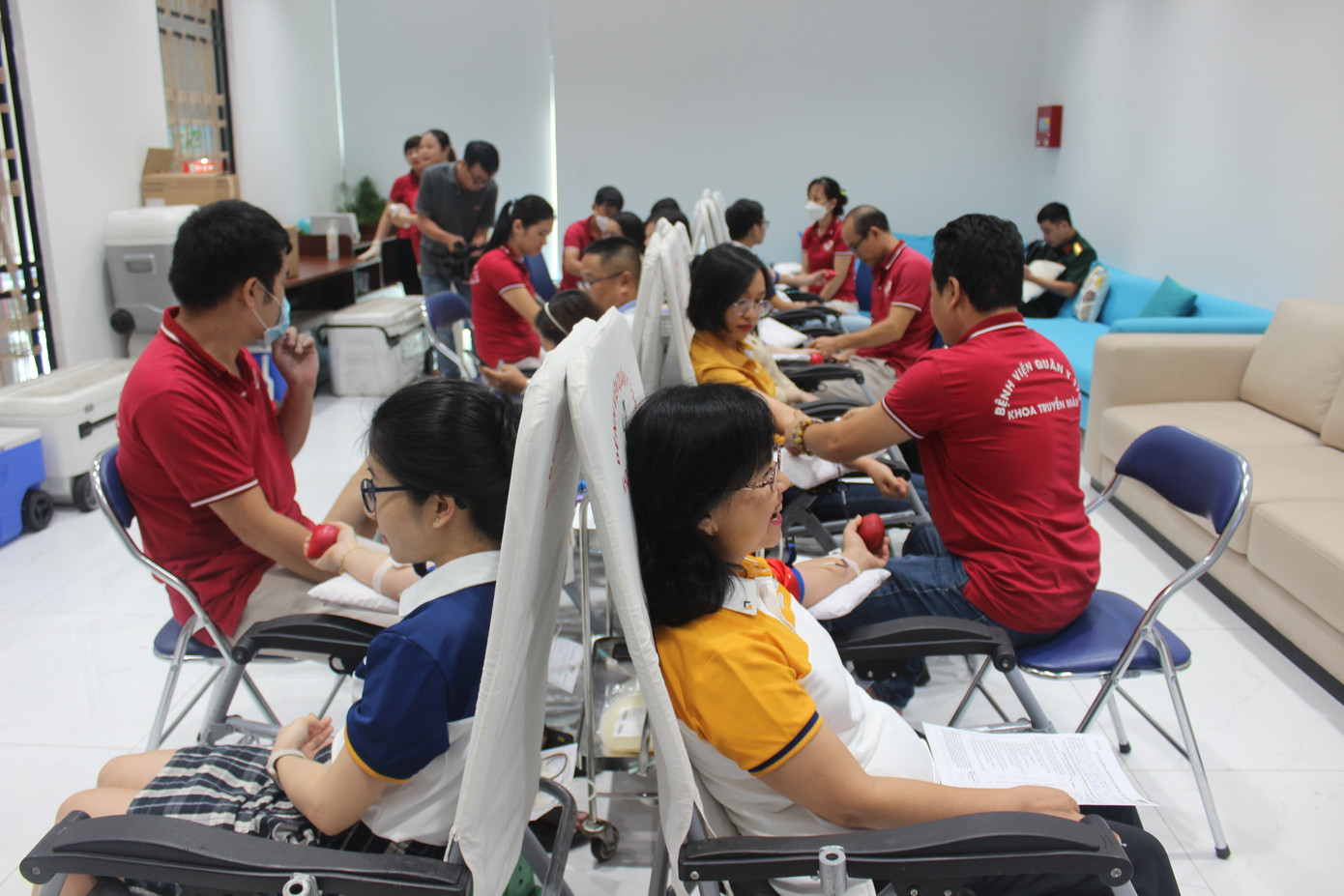 Ngày hội Chủ nhật Đỏ do báo Tiền Phong chủ trì, là hoạt động được tổ chức hàng năm với thông điệp “Hiến máu cứu người - Sinh mệnh của bạn và tôi”, nhằm khuyến khích, vận động cán bộ, chiến sĩ, tuổi trẻ và nhân dân khắp cả nước tích cực hưởng ứng hoạt động hiến máu cứu người, chia sẻ giọt máu hồng, đem niềm tin được cứu chữa và hy vọng sống cho người bệnh, thúc đẩy tinh thần đoàn kết và mang đến những giá trị tích cực cho cộng đồng.