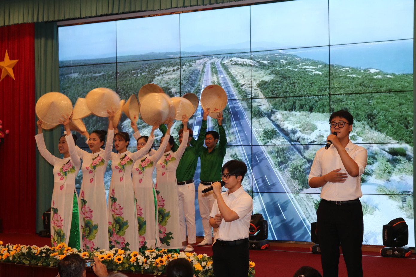 Tiết mục văn nghệ mở màn cho buổi lễ bàn giao.