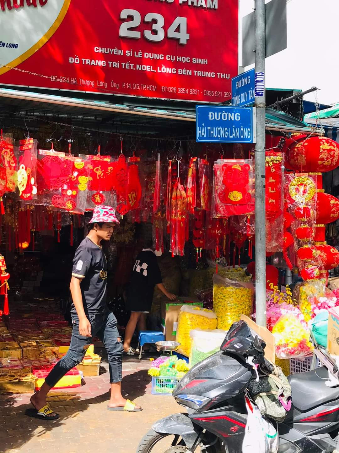 Các cửa hàng trên phố Hải Thượng Lãn Ông càng cận Tết càng đông đúc, nhộn nhịp.