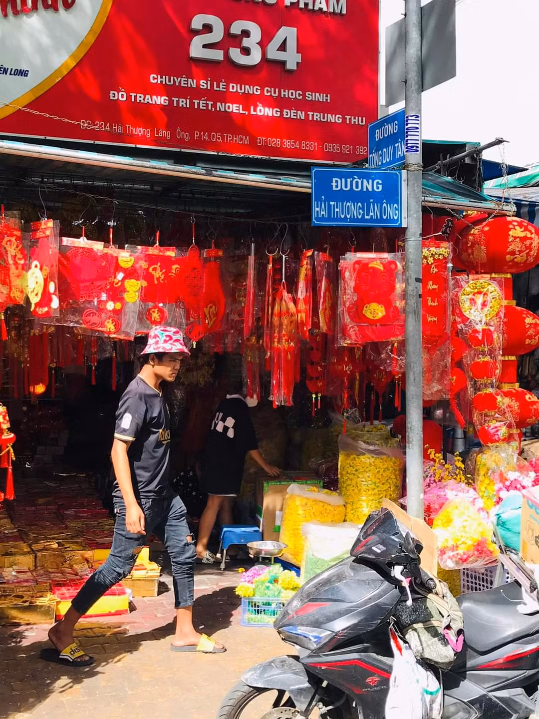 Các cửa hàng trên phố Hải Thượng Lãn Ông càng cận Tết càng đông đúc, nhộn nhịp.