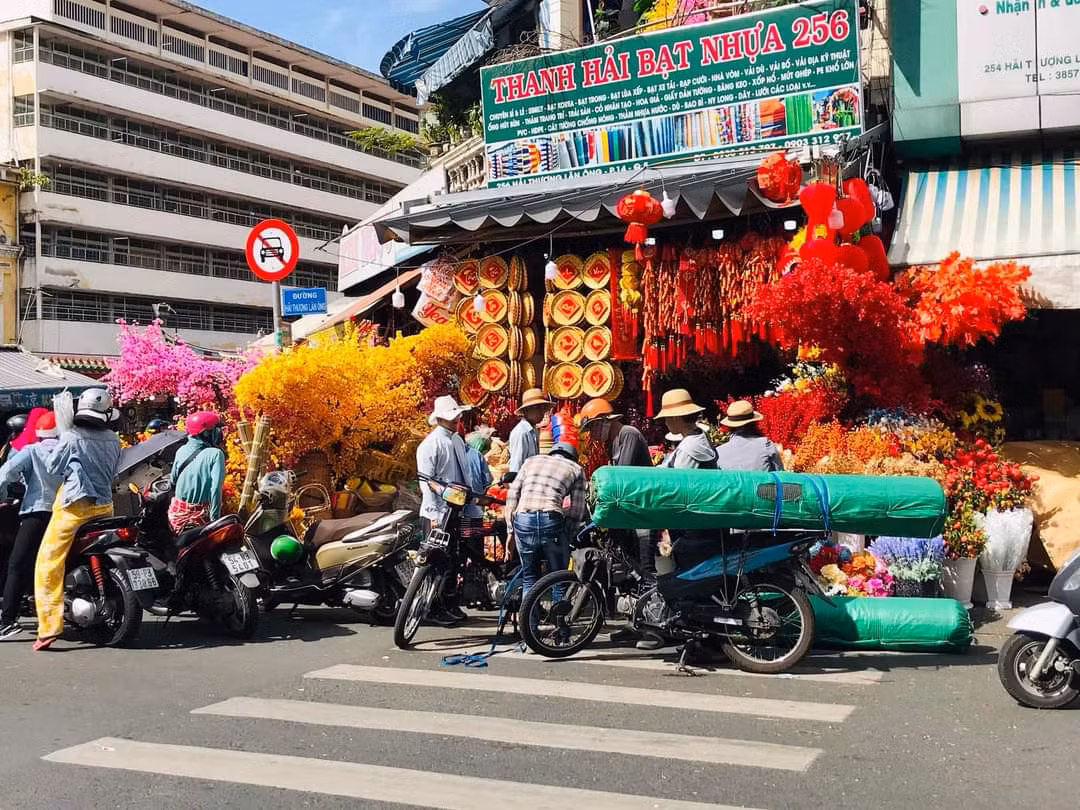 Năm nay, Tết Dương lịch gần với Tết Nguyên đán nên các cửa hàng bày bán đồ trang trí Tết từ sớm, trước Tết Dương lịch.