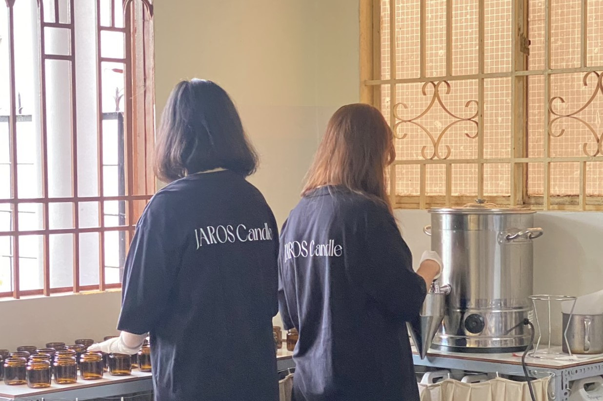 Hai chị em Nguyễn Hoàn Lê Vy cùng nhau sản xuất nến thơm tại nhà.