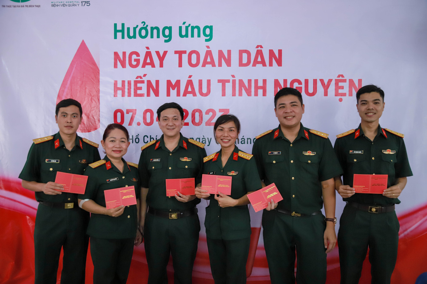 Các chiến sĩ nhận giấy chứng nhận sau khi tham gia hiến máu.