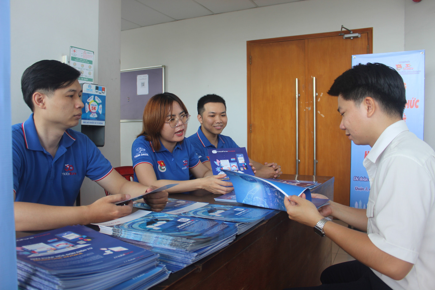 Đây là hoạt động cao điểm “Chiến sĩ tình nguyện vì đô thị văn minh và hỗ trợ người dân thực hiện dịch vụ công trực tuyến, giải quyết thủ tục hành chính” đợt 3, năm 2023 do Thành Đoàn TPHCM phát động.