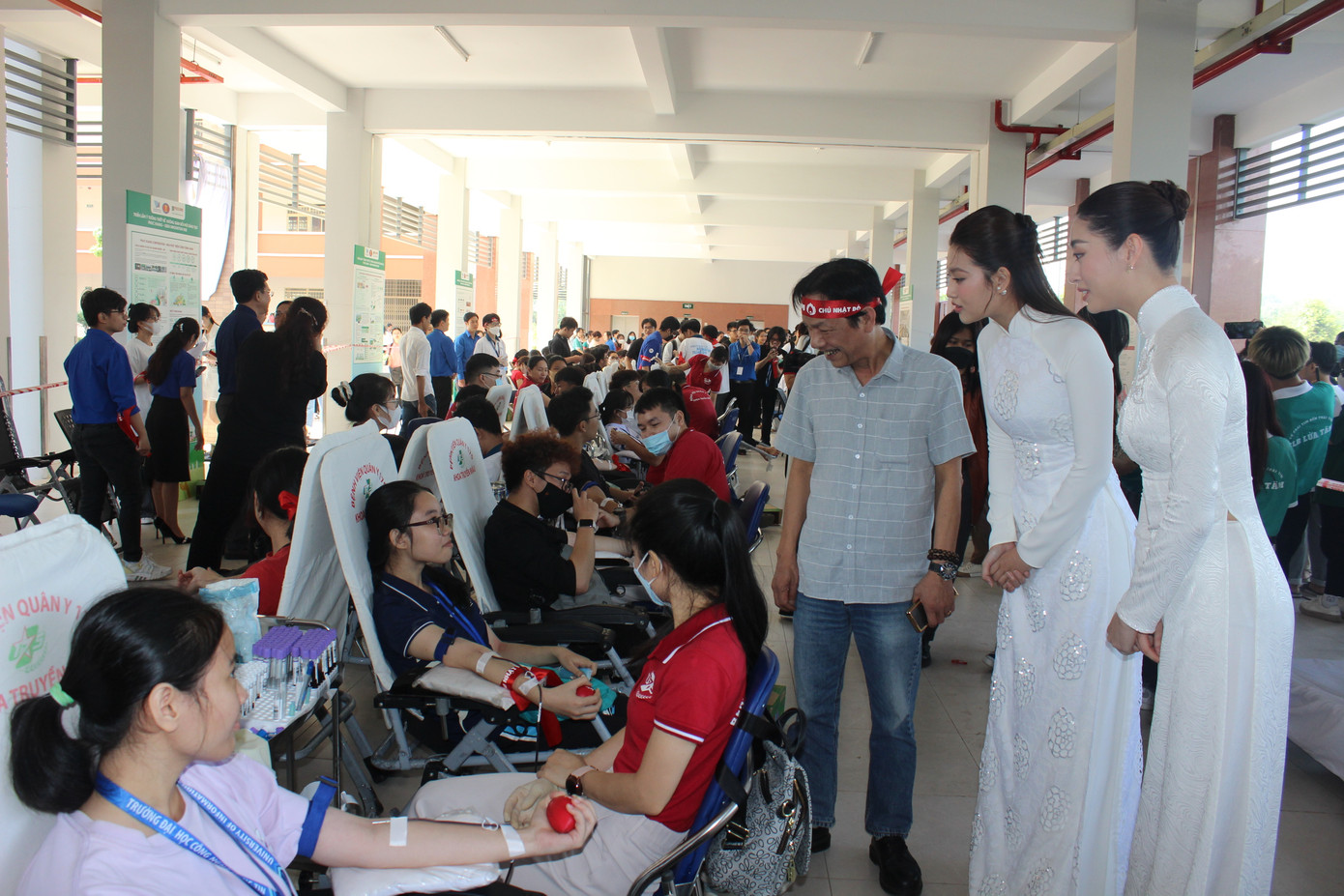 Nhà báo Lê Minh Toản - Phó Tổng Biên tập báo Tiền Phong (thứ ba, từ phải sang) cùng hai người đẹp đến hỏi thăm và động viên các bạn sinh viên hiến máu.