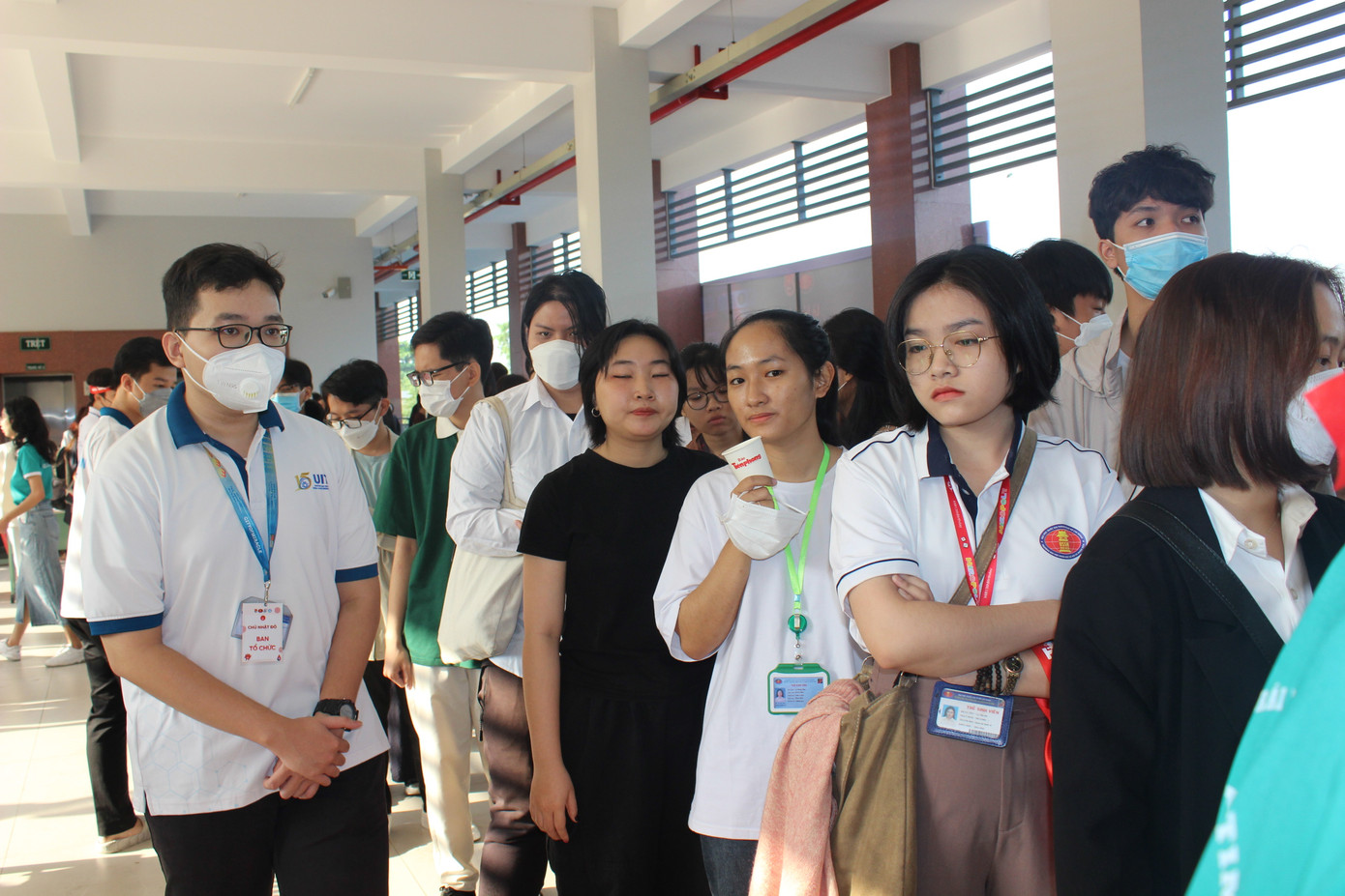 Các bạn xếp hàng chờ đợi để được đo huyết áp và khám sàng lọc.