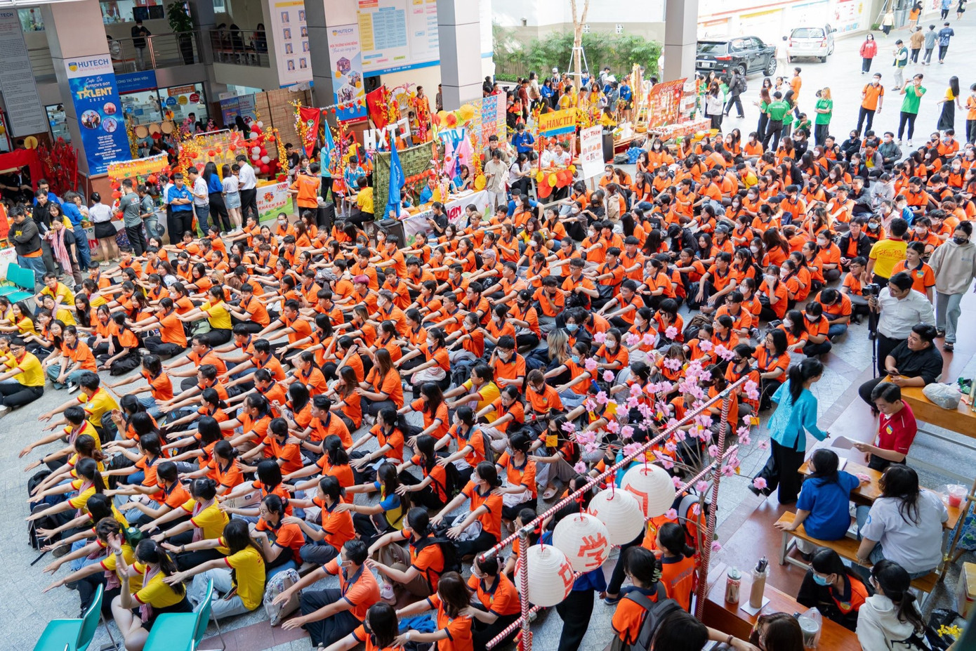 Rất đông các bạn sinh viên tham gia Lễ ra quân “Chiến dịch Xuân tình nguyện”. Rất đông các bạn sinh viên tham gia Lễ ra quân “Chiến dịch Xuân tình nguyện”.