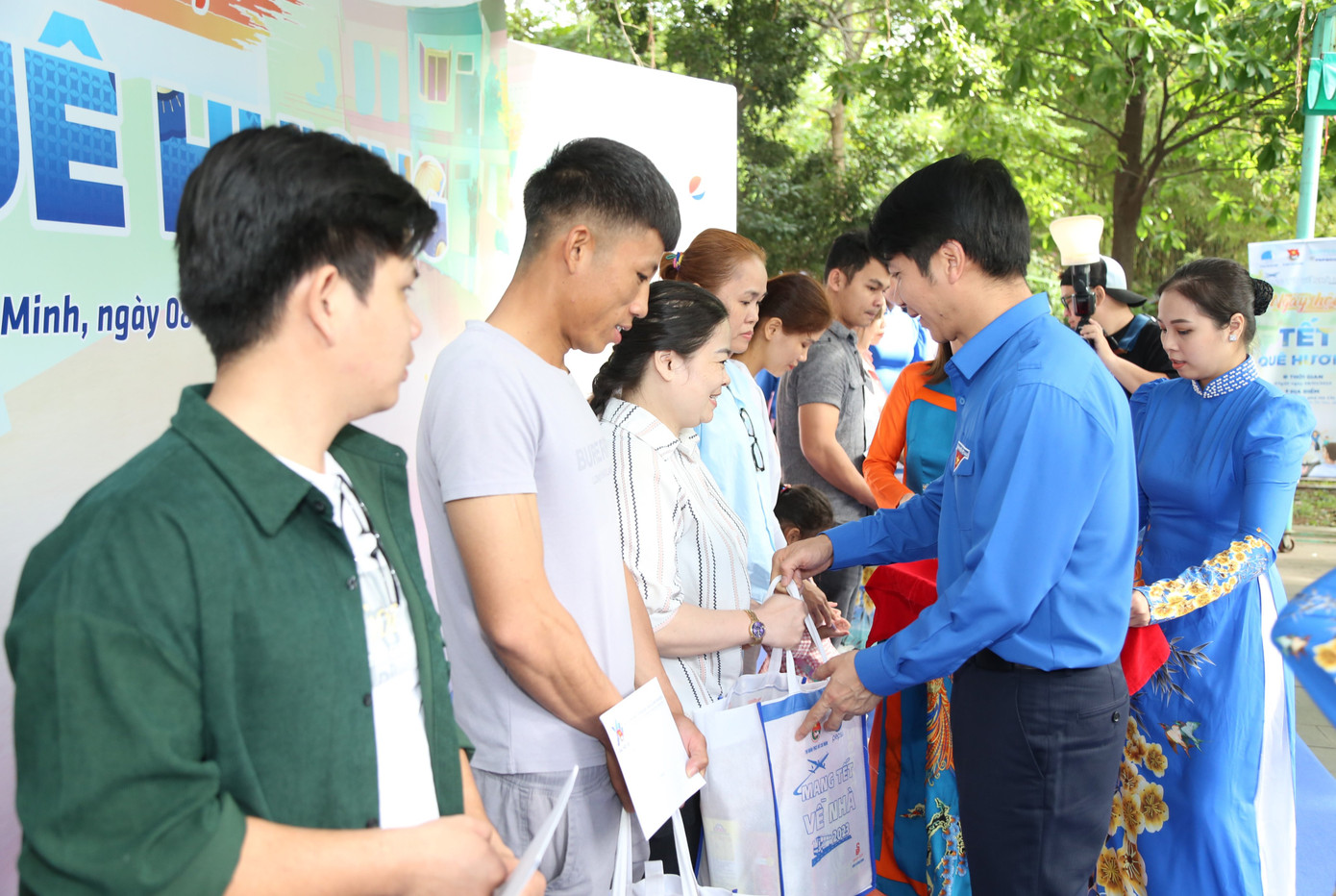 Tại Ngày hội, anh Nguyễn Ngọc Lương - Bí thư thường trực T.Ư Đoàn, Chủ tịch T.Ư Hội Liên hiệp Thanh niên Việt Nam tặng quà cho thanh niên công nhân, người lao động có hoàn cảnh khó khăn. Tại Ngày hội, anh Nguyễn Ngọc Lương - Bí thư thường trực T.Ư Đoàn, Chủ tịch T.Ư Hội Liên hiệp Thanh niên Việt Nam tặng quà cho thanh niên công nhân, người lao động có hoàn cảnh khó khăn.