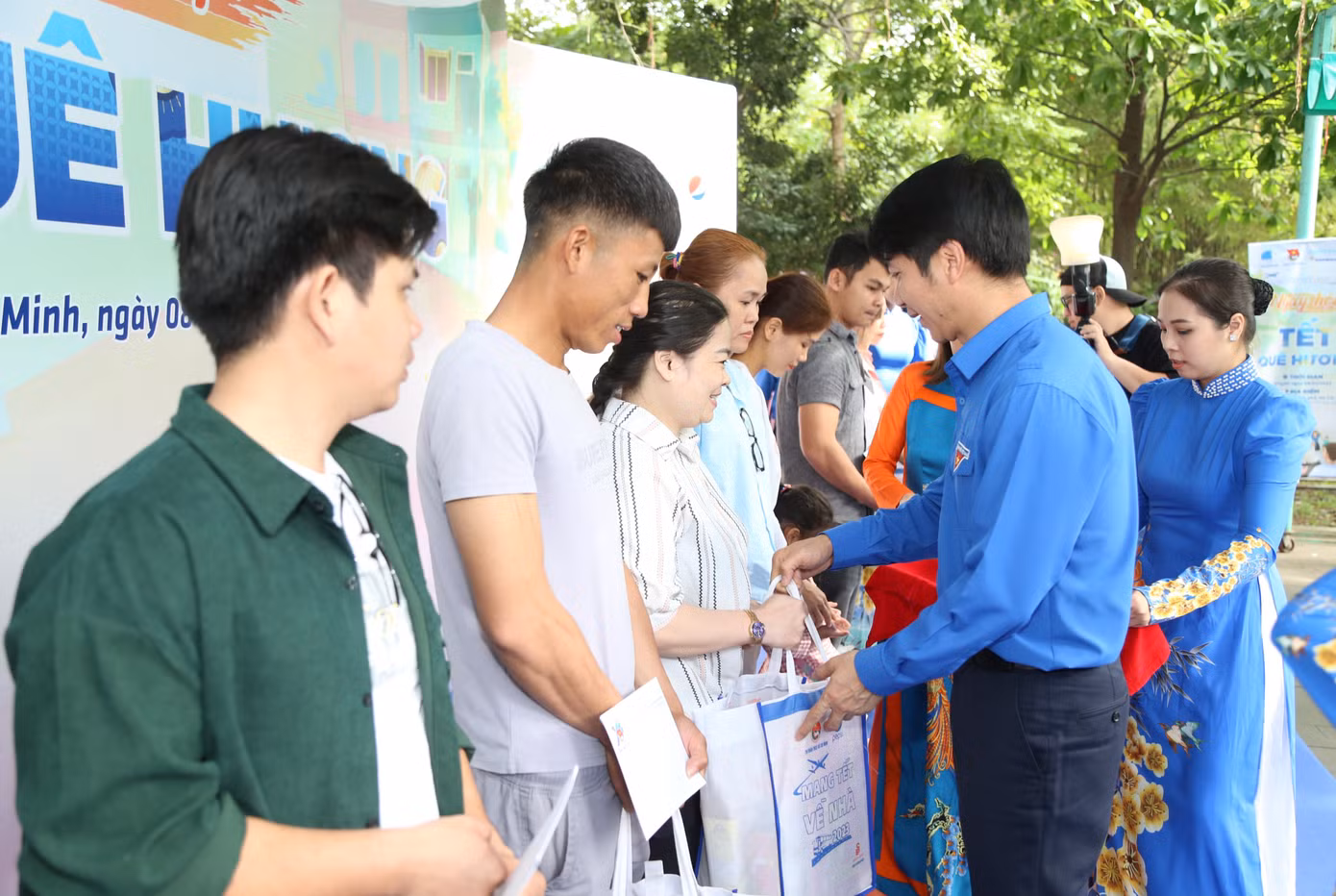 Tại Ngày hội, anh Nguyễn Ngọc Lương - Bí thư thường trực T.Ư Đoàn, Chủ tịch T.Ư Hội Liên hiệp Thanh niên Việt Nam tặng quà cho thanh niên công nhân, người lao động có hoàn cảnh khó khăn. Tại Ngày hội, anh Nguyễn Ngọc Lương - Bí thư thường trực T.Ư Đoàn, Chủ tịch T.Ư Hội Liên hiệp Thanh niên Việt Nam tặng quà cho thanh niên công nhân, người lao động có hoàn cảnh khó khăn.