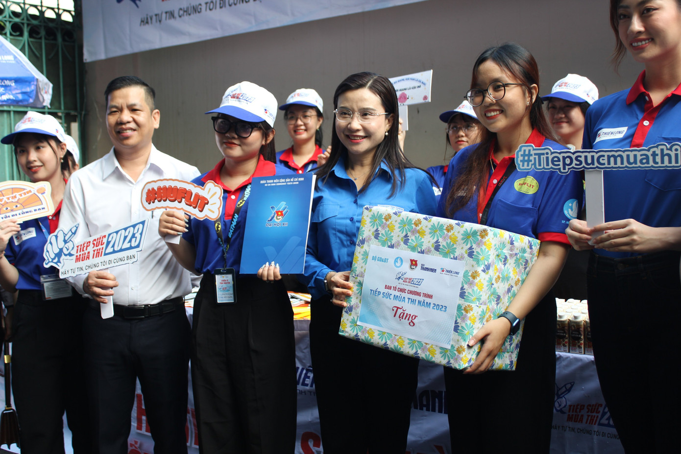 Bí thư T.Ư Đoàn Nguyễn Phạm Duy Trang tặng quà cho đội hình tại trường THPT Lê Quý Đôn (quận 3). Bí thư T.Ư Đoàn Nguyễn Phạm Duy Trang tặng quà cho đội hình tại trường THPT Lê Quý Đôn (quận 3).