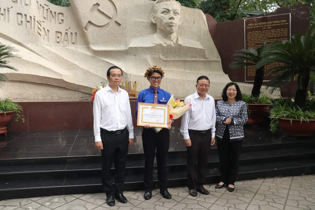 Lãnh đạo Quận ủy, UBND, Ủy ban MTTQ Việt Nam Q. 10 (TP. HCM) trao Bằng khen cho Nguyễn Khắc Quốc Huy.