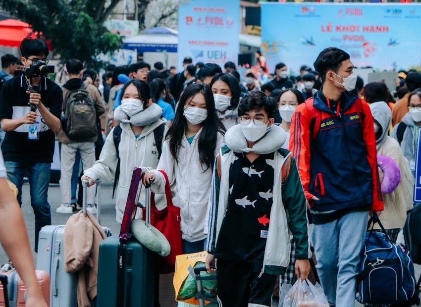 Nhiều bạn sinh viên phấn khởi khi nhận được vé xe Tết miễn phí về quê. (Ảnh: Đoàn trường)