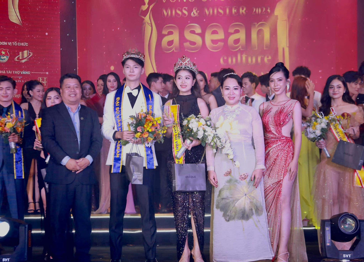 Nam vương Nguyễn Lê Duy Bảo (trường ĐH Mở TP. HCM) cùng hoa khôi Thái Thị Phương Uyên (trường ĐH Tôn Đức Thắng) tại đêm Chung kết. (Ảnh: NVCC)