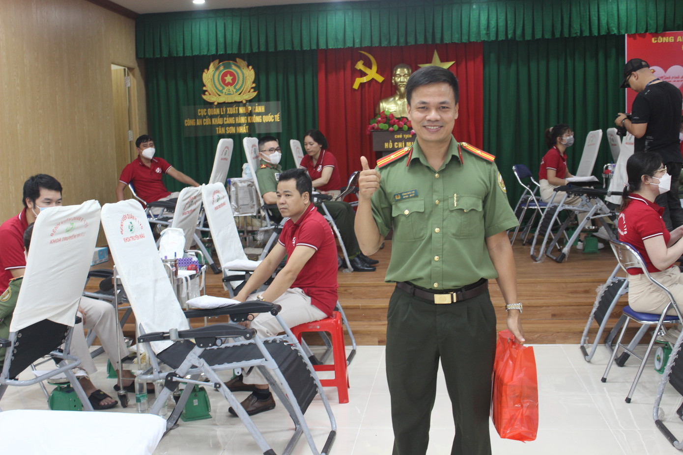 Chiến sĩ tham gia hiến máu nhận quà từ Ban Tổ chức. Kết thúc chương trình, Ban Tổ chức đã thu về 119 đơn vị máu.