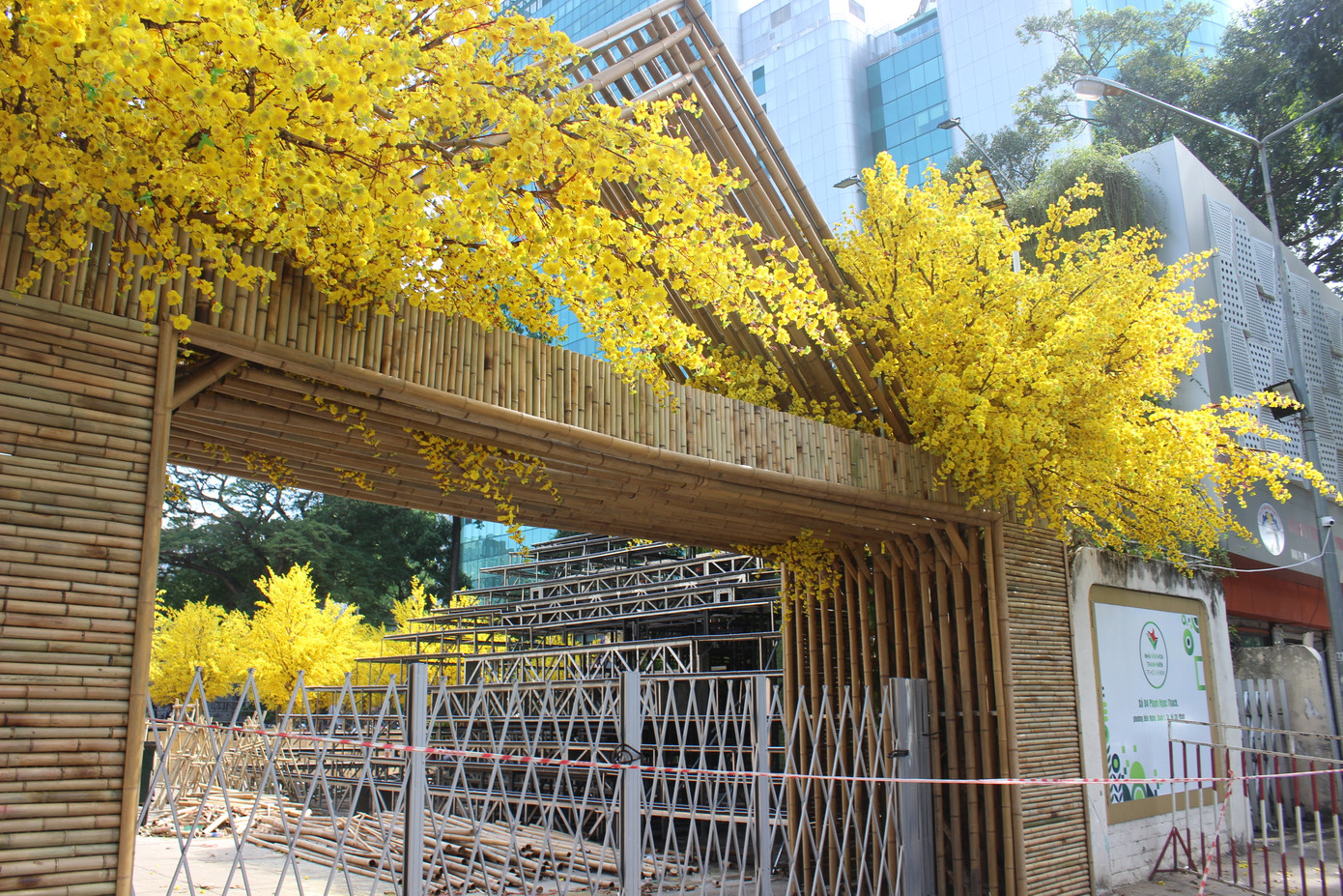 Mọi công đoạn của đường mai đang được hoàn tất trước khi đường mai mở cửa đón khách tham quan. Mọi công đoạn của đường mai đang được hoàn tất trước khi đường mai mở cửa đón khách tham quan.