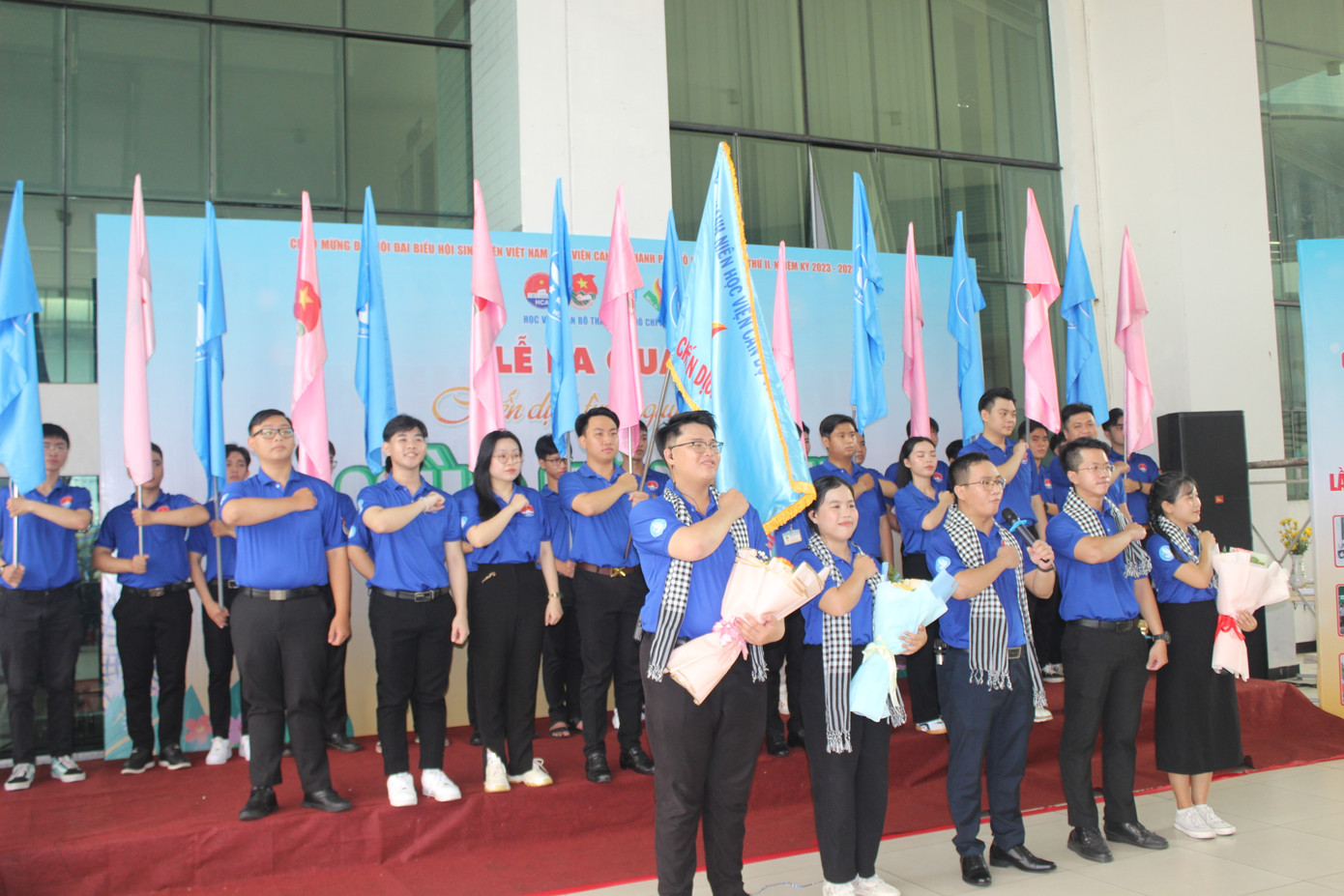 Ban Chỉ huy chiến dịch "Mùa Hè Xanh" của Học viện Cán bộ TP. HCM thể hiện sự quyết tâm trước giờ lên đường. Ban Chỉ huy chiến dịch "Mùa Hè Xanh" của Học viện Cán bộ TP. HCM thể hiện sự quyết tâm trước giờ lên đường.