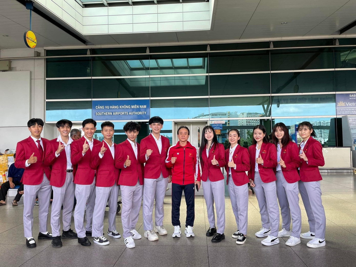 Minh Hy (thứ hai, từ trái sang) cùng đội tuyển Taekwondo trong ngày xuất quân. (Ảnh: Nguyễn Thanh Huy) Minh Hy (thứ hai, từ trái sang) cùng đội tuyển Taekwondo trong ngày xuất quân. (Ảnh: Nguyễn Thanh Huy)