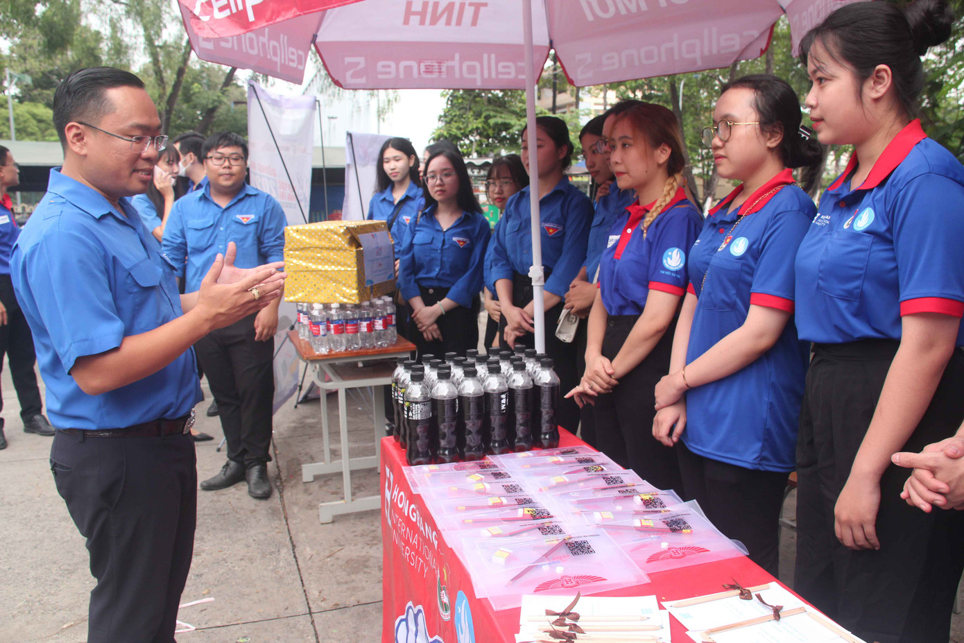 Anh Nguyễn Minh Kiên đang thăm hỏi các sinh viên tình nguyện "Tiếp sức mùa thi". (Ảnh: Lê Lâm)