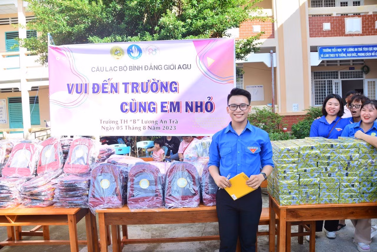 Thái Vinh thường xuyên tham gia các hoạt động thiện nguyện. (Ảnh: NVCC)