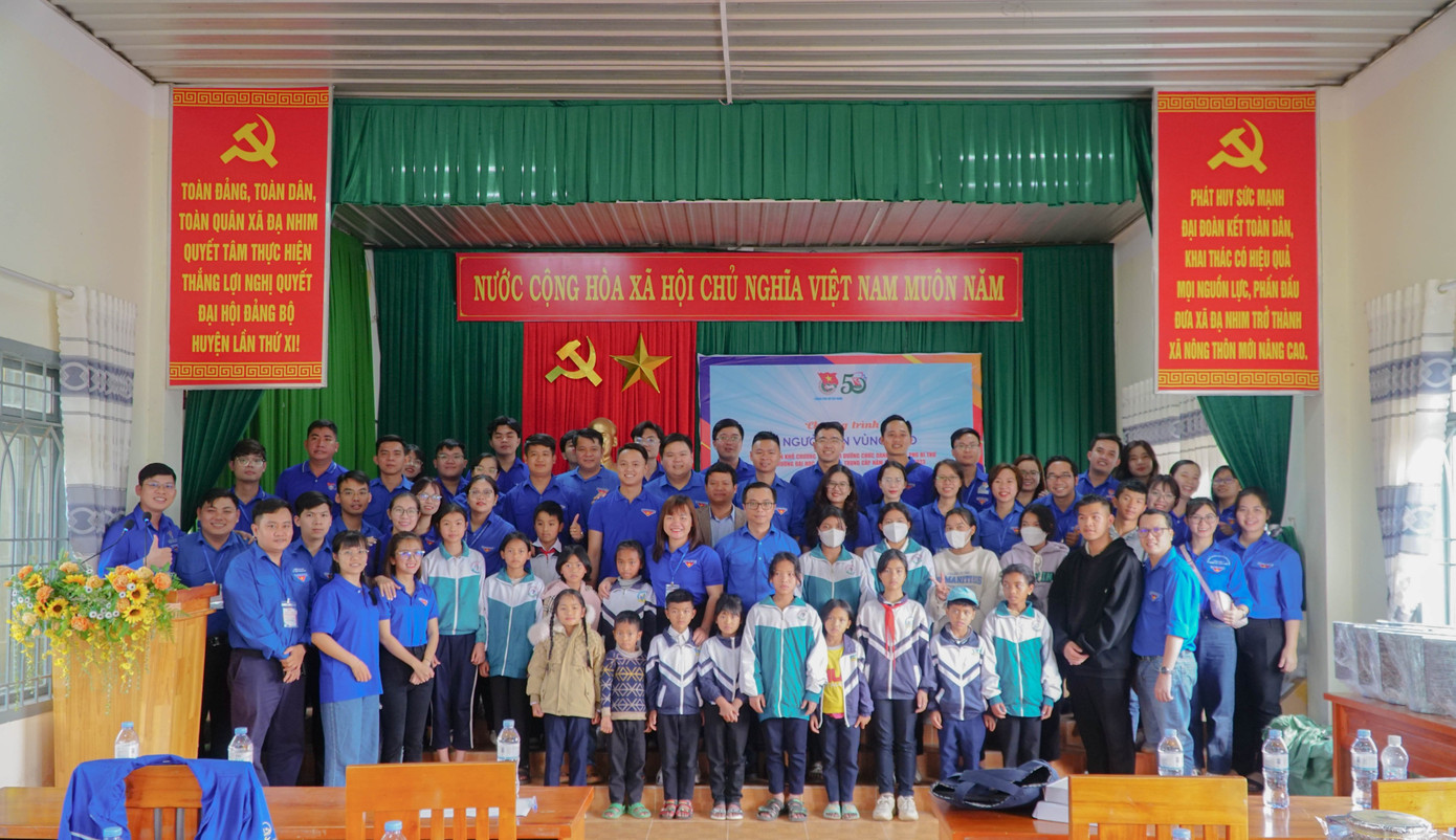 Chương trình mang niềm vui đến với người dân, thanh thiếu nhi có hoàn cảnh khó khăn trên địa bàn xã Đạ Nhim, huyện Lạc Dương, tỉnh Lâm Đồng.